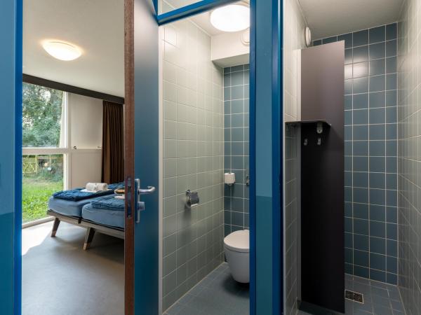 Stayokay Hostel Haarlem : photo 5 de la chambre chambre familiale quadruple avec salle de bains privative et douche