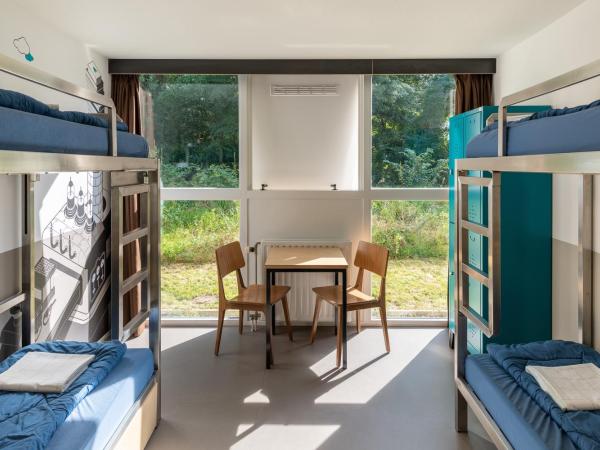 Stayokay Hostel Haarlem : photo 2 de la chambre lit dans dortoir mixte avec 4 lits et douche
