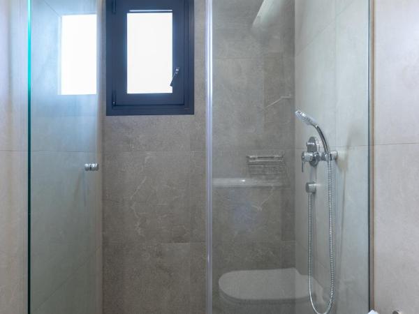 Hestia - Alexandras 38 : photo 4 de la chambre appartement supérieur avec balcon