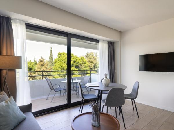 Hestia - Alexandras 38 : photo 10 de la chambre appartement supérieur avec balcon