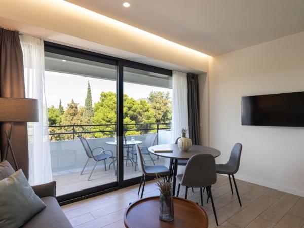 Hestia - Alexandras 38 : photo 8 de la chambre appartement supérieur avec balcon