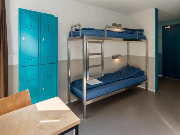 Stayokay Hostel Haarlem : photo 2 de la chambre hébergement lits jumeaux Économique avec lits superposés et salle de bains privative avec douche