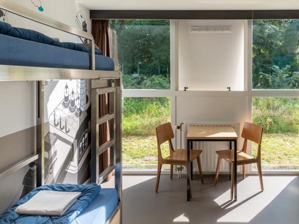 Stayokay Hostel Haarlem : photo 3 de la chambre hébergement lits jumeaux Économique avec lits superposés et salle de bains privative avec douche