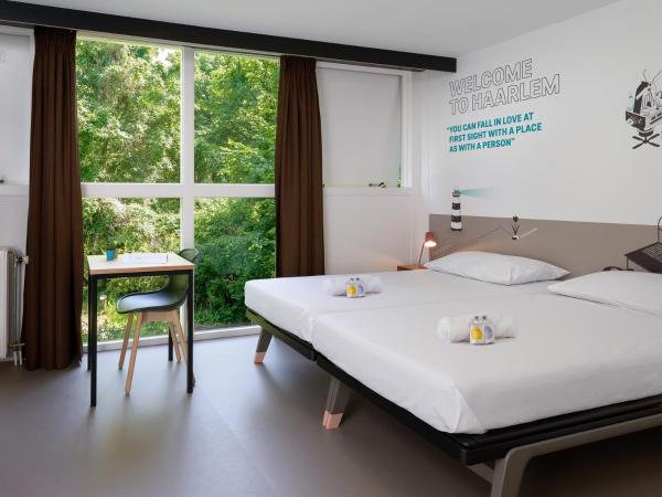 Stayokay Hostel Haarlem : photo 3 de la chambre chambre double confort avec salle de bains privative et douche