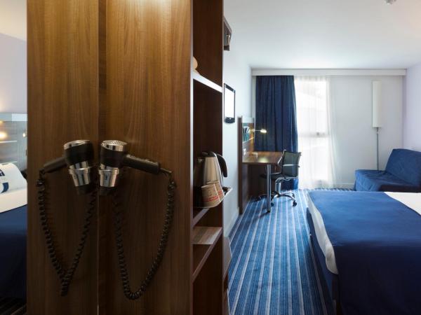 Hôtel Marseille Centre Gare Saint-Charles : photo 4 de la chambre chambre lit queen-size standard avec canapé-lit et vue sur cour