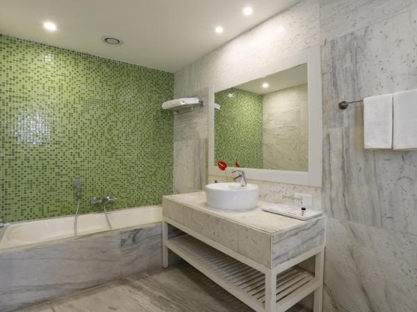 Sarovar Portico Outer Ring Road : photo 1 de la chambre club rooms with balcony