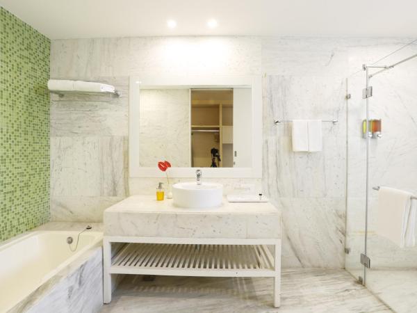 Sarovar Portico Outer Ring Road : photo 2 de la chambre club rooms with balcony