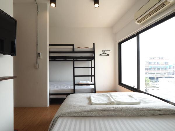 Labkoff cafe and Hostel : photo 5 de la chambre chambre familiale avec salle de bains privative