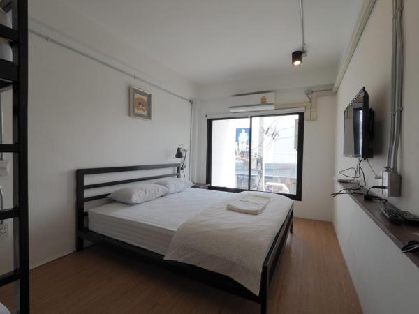 Labkoff cafe and Hostel : photo 1 de la chambre chambre familiale avec salle de bains commune