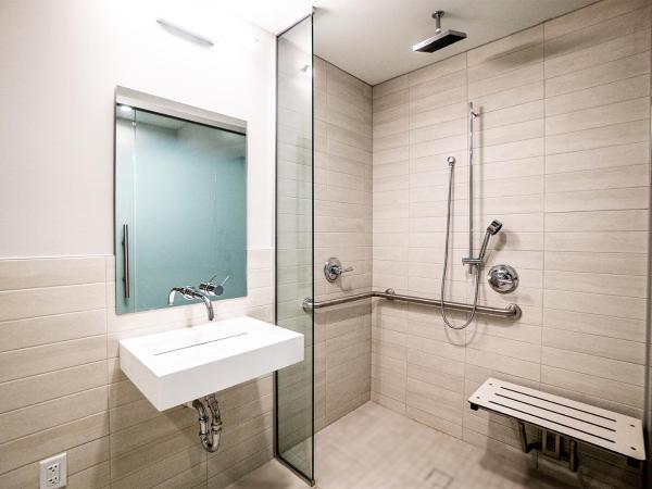 SOVA Micro-Room & Social Hotel : photo 4 de la chambre chambre lit queen-size - accessible aux personnes à mobilité réduite