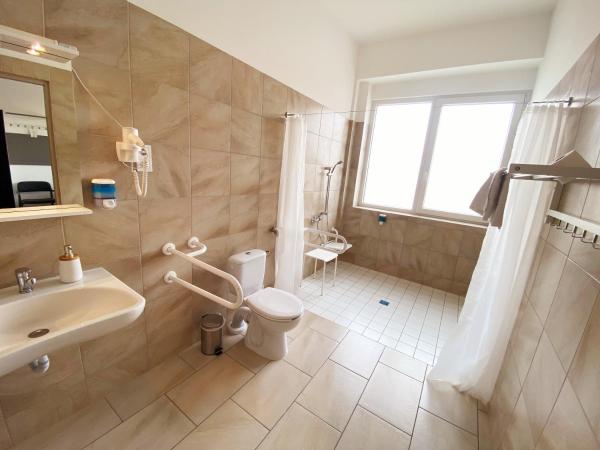 Boutique Hotel & Event Center : photo 9 de la chambre chambre lits jumeaux pour personnes à mobilité réduite