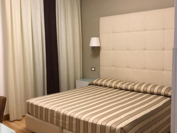 Hotel Le Soleil : photo 4 de la chambre chambre double ou lits jumeaux - vue partielle sur mer