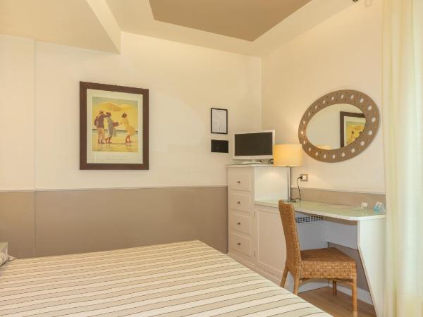 Hotel Le Soleil : photo 1 de la chambre chambre double ou lits jumeaux - vue partielle sur mer
