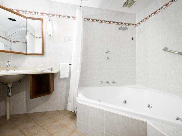 Adelaide Inn : photo 2 de la chambre deluxe queen and two king singles with spa and balcony