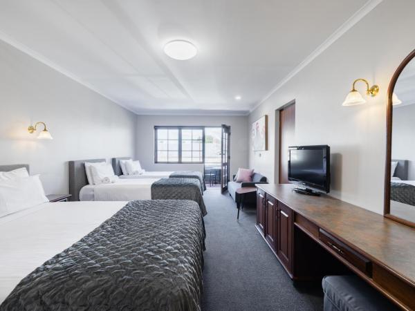 Adelaide Inn : photo 1 de la chambre deluxe queen and two king singles with spa and balcony