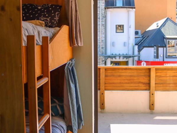 Adventure Queenstown Hostel : photo 5 de la chambre lit dans dortoir mixte de 6 lits avec salle de bains privative