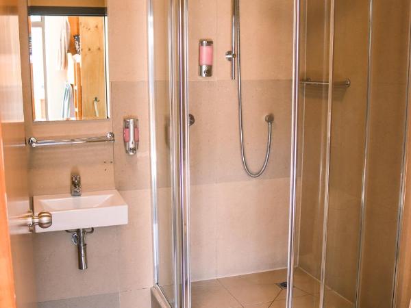 Adventure Queenstown Hostel : photo 6 de la chambre lit dans dortoir mixte de 4 lits avec salle de bains privative