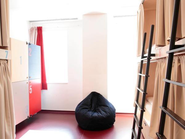 Maverick City Lodge : photo 2 de la chambre lit dans dortoir pour femmes de 8 lits avec salle de bains commune 