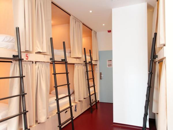 Maverick City Lodge : photo 4 de la chambre lit dans dortoir pour femmes de 8 lits avec salle de bains commune 