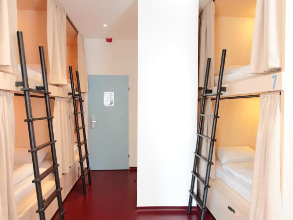 Maverick City Lodge : photo 1 de la chambre lit dans dortoir pour femmes de 8 lits avec salle de bains commune 