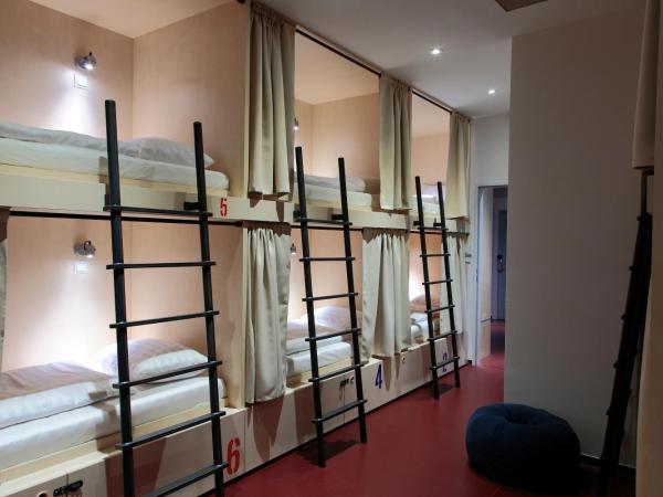 Maverick City Lodge : photo 3 de la chambre lit dans dortoir pour femmes de 8 lits avec salle de bains commune 