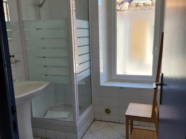 Le Cocardier : photo 2 de la chambre chambre double avec salle de bains commune