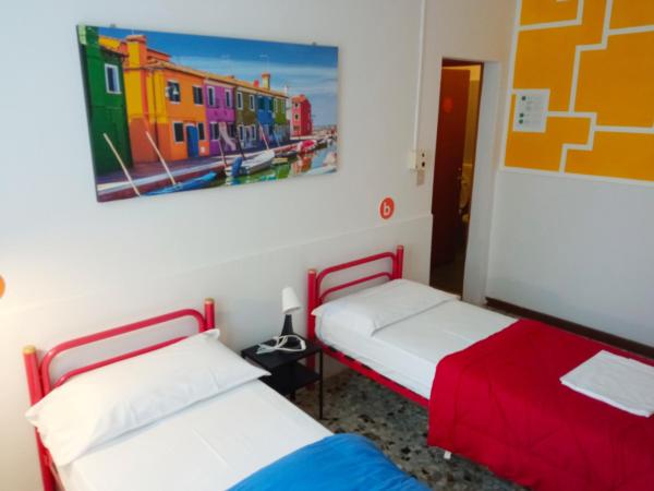 Ostello S. Fosca - CPU Venice Hostels : photo 4 de la chambre chambre lits jumeaux avec salle de bains