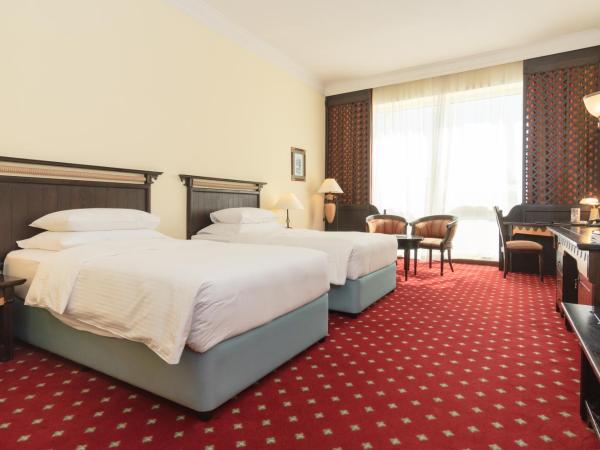 Millennium Airport Hotel Dubai : photo 7 de la chambre deluxe twin room, complimentary shuttle to dxb airport terminal 1 & 3