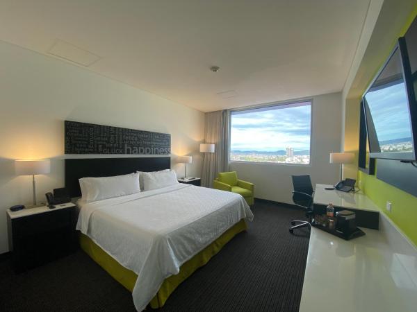 Holiday Inn Express & Suites Puebla Angelopolis, an IHG Hotel : photo 3 de la chambre chambre lit king-size standard