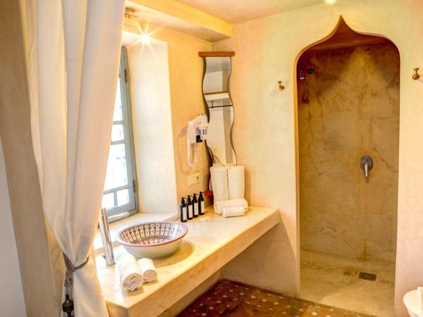 Riad Amaris : photo 7 de la chambre chambre double avec salle de bains privative