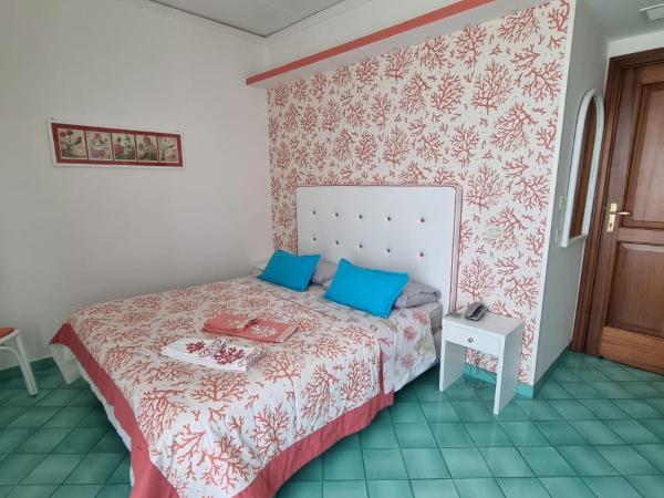 Hotel Girasole : photo 3 de la chambre chambre double ou lits jumeaux - vue sur mer