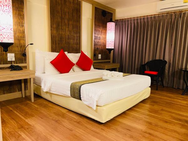 Nak Nakara Hotel-SHA Extra Plus : photo 1 de la chambre chambre double naga avec baignoire