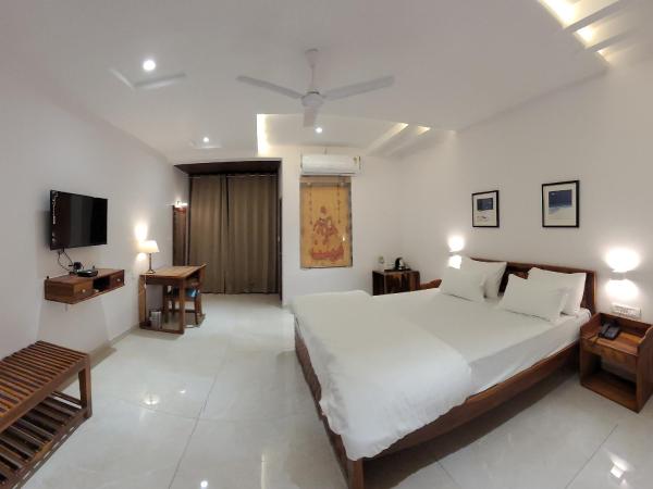 Aura Gold Resort : photo 1 de la chambre chambre lit king-size avec balcon