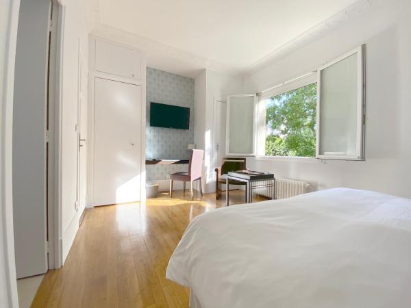 La Villa Paris - B&B : photo 6 de la chambre chambre lit king-size avec baignoire spa