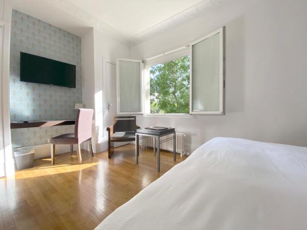 La Villa Paris - B&B : photo 5 de la chambre chambre lit king-size avec baignoire spa