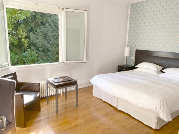 La Villa Paris - B&B : photo 1 de la chambre chambre lit king-size avec baignoire spa