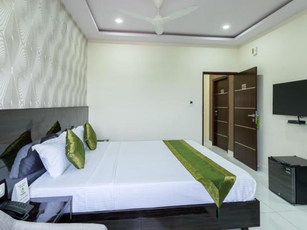 Treebo Greenwood Premier Suites, Old Airport Road : photo 6 de la chambre chambre double deluxe