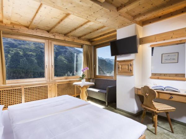 Chesa Languard : photo 5 de la chambre chambre double – vue sur lac