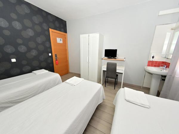 Hostal Falfes : photo 2 de la chambre chambre double ou lits jumeaux avec lit d'appoint et salle de bains commune