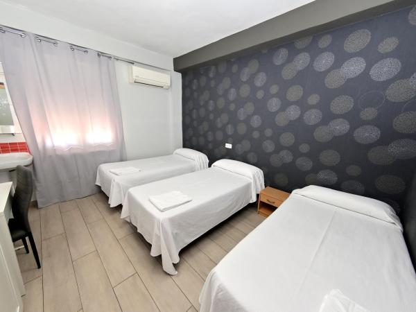 Hostal Falfes : photo 1 de la chambre chambre double ou lits jumeaux avec lit d'appoint et salle de bains commune