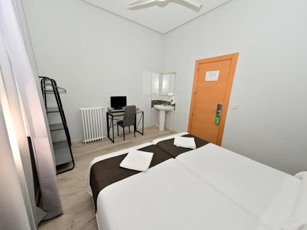 Hostal Falfes : photo 4 de la chambre chambre double ou lits jumeaux avec salle de bains commune