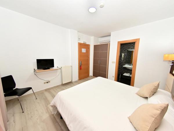 Hostal Falfes : photo 2 de la chambre chambre double ou lits jumeaux avec salle de bains privative