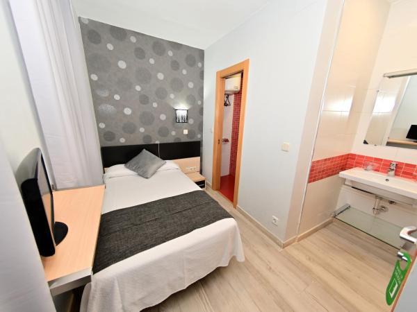 Hostal Falfes : photo 2 de la chambre chambre simple avec salle de bains privative
