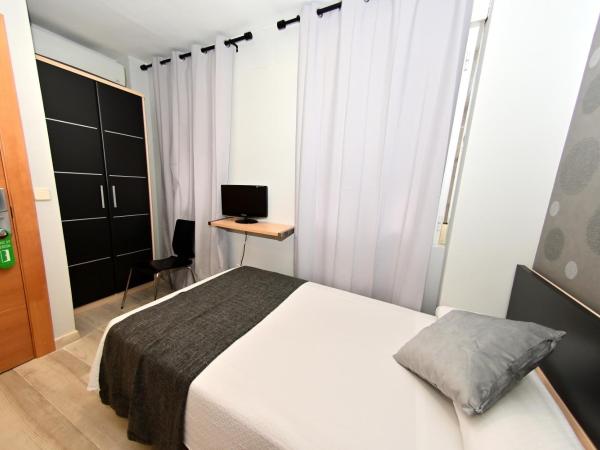 Hostal Falfes : photo 3 de la chambre chambre simple avec salle de bains privative