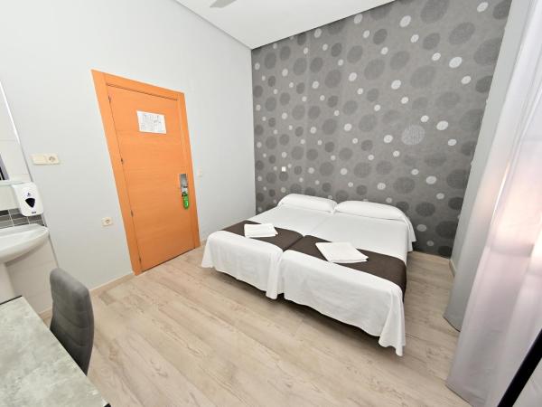 Hostal Falfes : photo 3 de la chambre chambre double ou lits jumeaux avec salle de bains commune