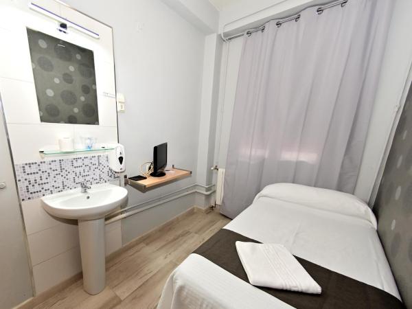 Hostal Falfes : photo 4 de la chambre chambre simple avec salle de bains commune