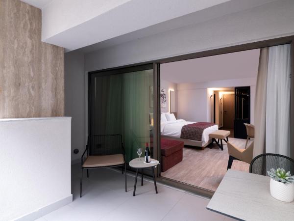 S Hotel Boutique Thessaloniki : photo 4 de la chambre chambre lit king-size avec balcon