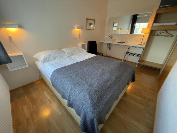 Guesthouse Sunna : photo 4 de la chambre chambre double basique avec salle de bains commune