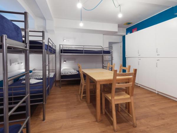 Tatamka Hostel : photo 2 de la chambre lit dans dortoir de 8 lits avec salle de bains 