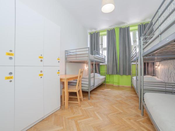 Tatamka Hostel : photo 3 de la chambre lit dans dortoir 6 lits avec salle de bains commune